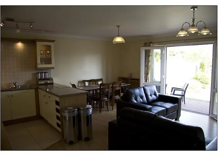 Knightsbrook Courtyard * Trim