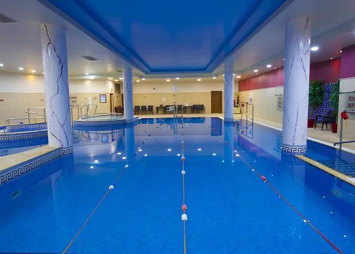 Knightsbrook Courtyard Трим